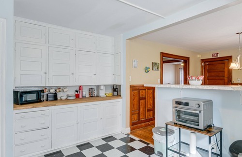 Buffalo Apartment | 2 Mi to Peace Bridge: Victorian-style Apartment