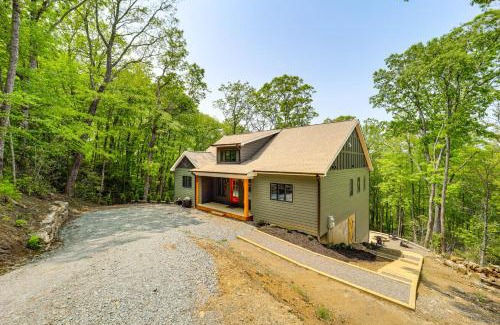 Boone House | 2 Mi to Tweetsie Railroad New Home with Hot Tub!