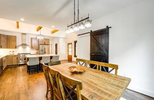 Boone House | 2 Mi to Tweetsie Railroad New Home with Hot Tub!