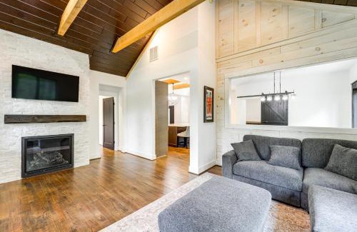 Boone House | 2 Mi to Tweetsie Railroad New Home with Hot Tub!
