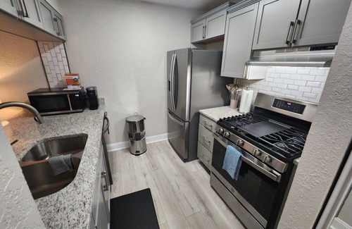 Tallahassee Apartment | 2 miles to FSU, TSC, and FAMU!