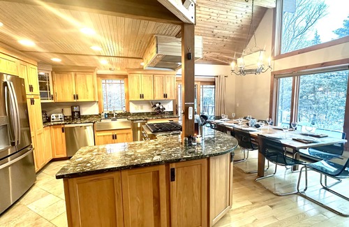 Killington House | 2 miles to ski lifts, 6 BR, 3BA hot tub,yard, AC, grill, lux bedding. CEDARWALK