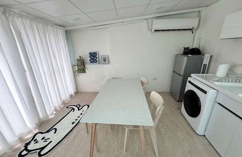Shida House | 2-min walk MRT/High-speed Wi-Fi/55" smart TV/sunny balcony/Retro style
