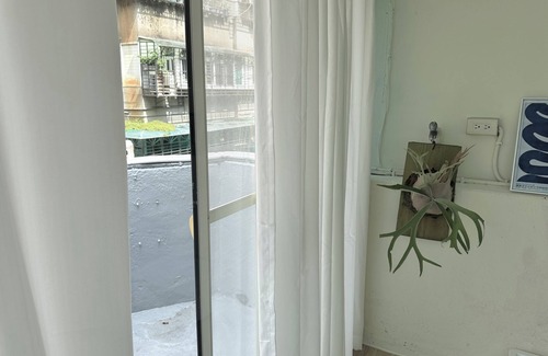 Shida House | 2-min walk MRT/High-speed Wi-Fi/55" smart TV/sunny balcony/Retro style
