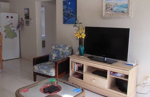 Maxwell Condo | 2 min walk to beach, buses, taxis, near stores, Oistins, The Gap. A/C and Wi-F