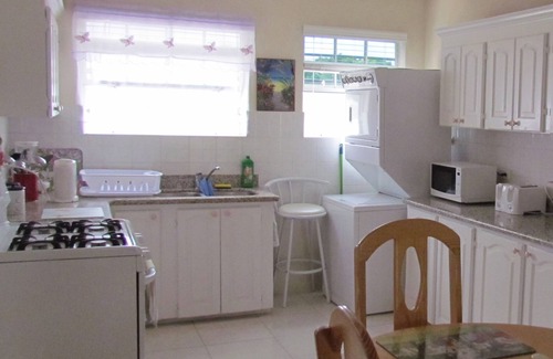 Maxwell Condo | 2 min walk to beach, buses, taxis, near stores, Oistins, The Gap. A/C and Wi-F