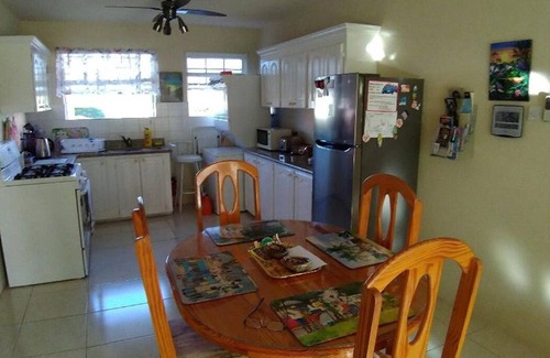 Maxwell Condo | 2 min walk to beach, buses, taxis, near stores, Oistins, The Gap. A/C and Wi-F