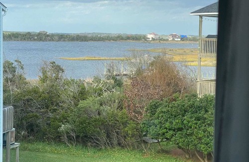 North Topsail Beach House | 2 min walk to the beach - King-sized beds - Sound view - Paddle boards - Pool