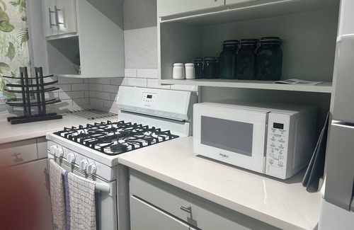 Durants Apartment | 2 minute walk to Brighton's Beach, Apt on a quiet street