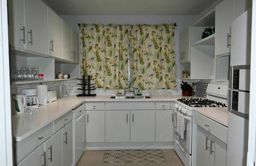 Durants Apartment | 2 minute walk to Brighton's Beach, Apt on a quiet street