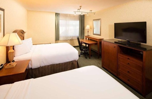 Wenatchee Hotel | 2 Premium Units Perfect for Groups! Free Parking, Enjoy on the Pool!