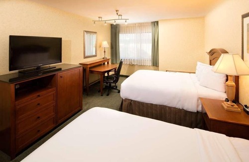 Wenatchee Hotel | 2 Premium Units Perfect for Groups! Free Parking, Enjoy on the Pool!