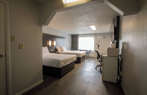 Henderson Hotel | 2 Queen Smoking No Pet