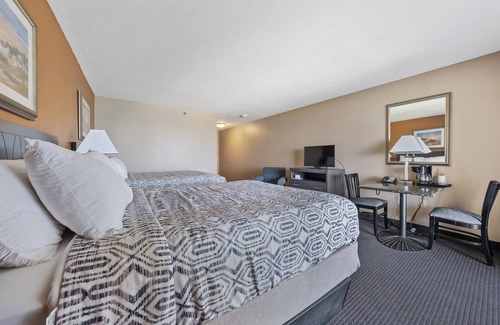 Put-in-Bay Hotel | 2 Queens and Lakeview at Put in Bay