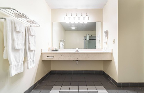 Put-in-Bay Hotel | 2 Queens and Lakeview at Put in Bay