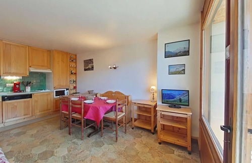 Le Chinaillon Apartment | 2-room apt with balcony in Chinaillon center, near slopes, parking and ski locker