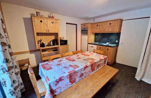 Valfrejus Apartment | 2 Rooms+Cabin, 6-8 Pers, 42m², Heart of Resort, Near Slopes, TV, DVD