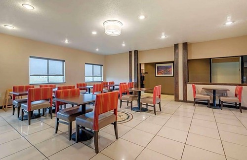 Warren Hotel | 2-Star Hotel ∙ Comfort Inn Warren I-69