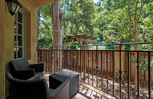 Los Gatos Hotel | 2 Stylish Room with Outdoor Pool, Balcony & Free Parking in Santa Cruz