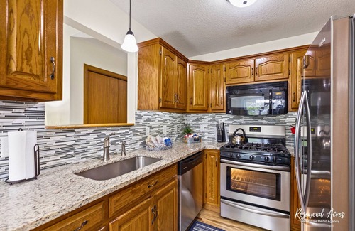 Manteno House | 2 Super comfy king beds in 3 bedroom 2 bath home