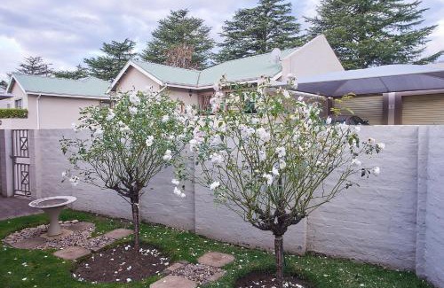 Clarens Apartment | 2 The Mews - easy walk to town and the CVC