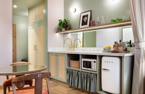 Hyde Park Hotel | 2 x The Deluxe King at Palihouse Hyde Park Village, Pets Allowed!