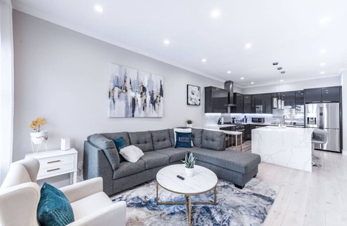 Bayview House | 20 Guest Oasis | Spacious SF Skyline Getaway!
