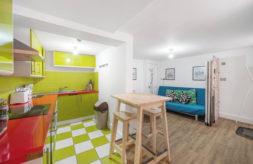 Camberwell Green Apartment | 20 min from London centre| 2 bedrooms w/ensuite baths, kitchen & living room.