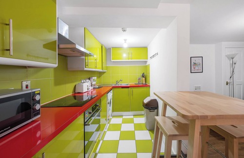 Camberwell Green Apartment | 20 min from London centre| 2 bedrooms w/ensuite baths, kitchen & living room.