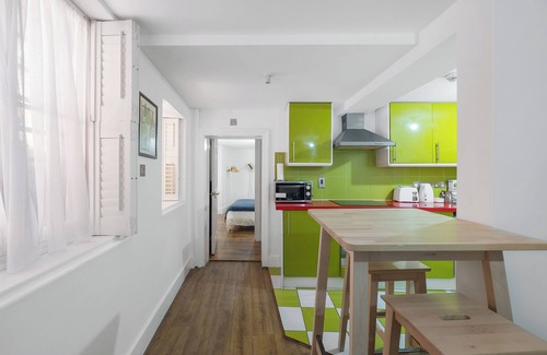 Camberwell Green Apartment | 20 min from London centre| 2 bedrooms w/ensuite baths, kitchen & living room.