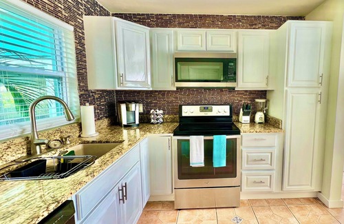 South Patrick Shores House | 20% Off/3-bedroom house/Pool/5 Min to the Beach/Satellite Beach/7 Persons
