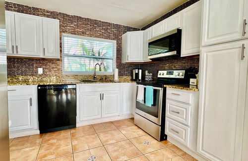 South Patrick Shores House | 20% Off/3-bedroom house/Pool/5 Min to the Beach/Satellite Beach/7 Persons