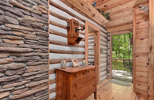 Skyland Cabin | 20% Off Regular Price! Romantic Cozy Cabin, Hot Tub, Fire Place, Close to Town