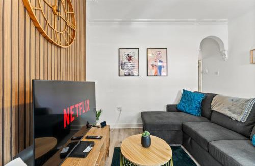 Doncaster House | 20 percent off! Boutique Doncaster Abode - Sleeps 6!