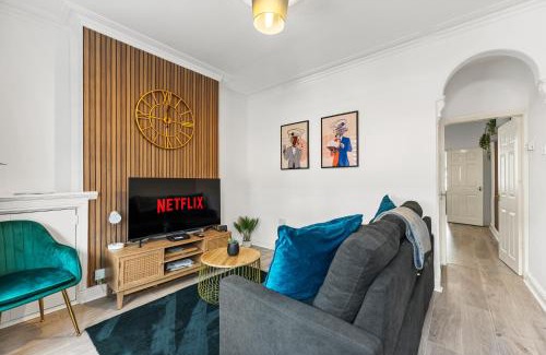 Doncaster House | 20 percent off! Boutique Doncaster Abode - Sleeps 6!