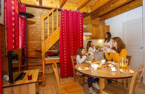 Saint-Francois-Longchamp Apartment | 200m from ski slopes, swimming pool, sauna, balcony, tv, ski locker, 35-40m²