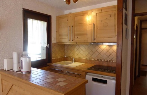 Les Contamines-Montjoie Apartment | 200m from ski slopes, 2nd floor, balcony, tv, ski locker, 41m², Les Contamines-Montjoie