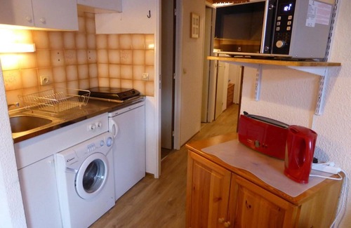 Les Contamines-Montjoie Apartment | 200m from ski slopes, 3rd floor, view mountain, balcony, parking, tv, ski locker, 38m²