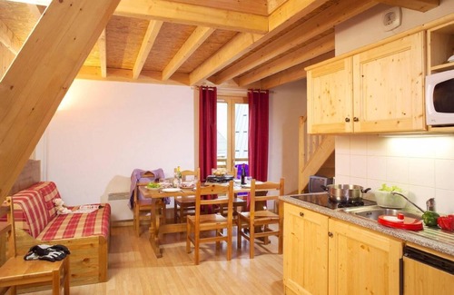 Saint-Sorlin-d'Arves Apartment | 200m from ski slopes, fitness, swimming pool, terrace, balcony, parking, 30-35m²