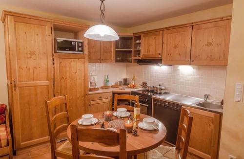 Lanslevillard Apartment | 200m from ski slopes, fitness, swimming pool, sauna, hammam, balcony, tv, ski locker, 35m²