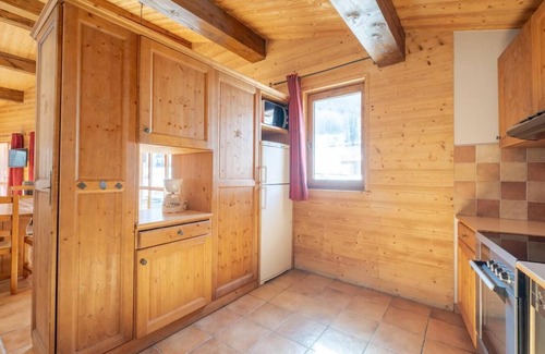 Lanslevillard Apartment | 200m from ski slopes, fitness, swimming pool, sauna, hammam, fireplace or stove, tv, ski locker