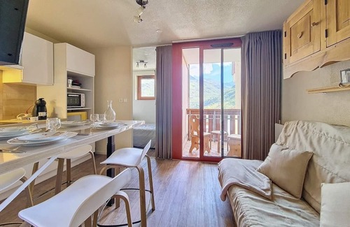 Les Bruyeres Apartment | 200m from ski slopes, 7th floor, balcony, tv, ski locker, 23m², Les Menuires