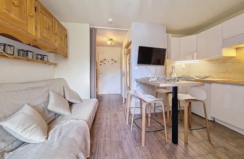Les Bruyeres Apartment | 200m from ski slopes, 7th floor, balcony, tv, ski locker, 23m², Les Menuires
