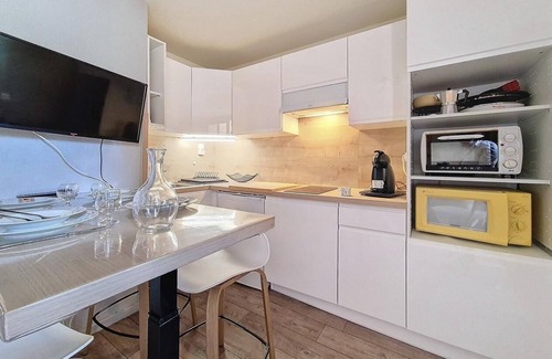 Les Bruyeres Apartment | 200m from ski slopes, 7th floor, balcony, tv, ski locker, 23m², Les Menuires