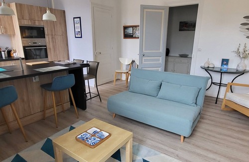 Villers-sur-Mer Apartment | 200m from the beach, shops and market 100m away, cosy apartment in the town center