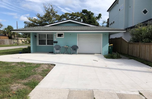 Jacksonville Beach House | 2018 remodeled Beach Palm Bungalow-Walk to the Bch(5 blocks)/Pier to fish/surf