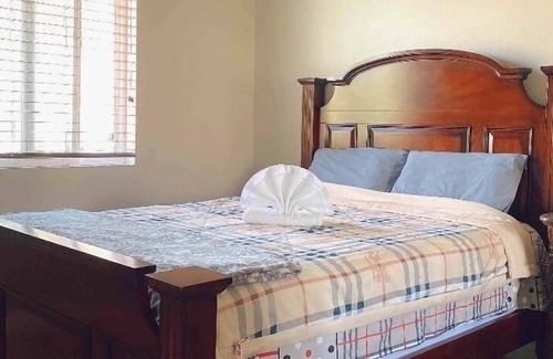 Eastvale House | #202 Comfortable Rooms In Eastvale House （Queen Bed + Free WiFi ）