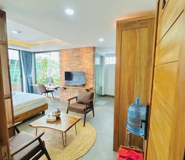 Ninh Kieu Apartment | 202MSNK Luxe Studio w Balcony & Kitchen