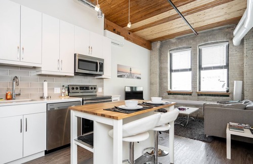Exchange District Condo | (209) Exchange District + Market Avenue + 2 Bdr + Warehouse Loft (139)