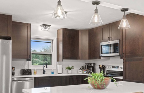 Token Creek House | 20min to Capitol - Garage - Yard - KING Bed - Pets